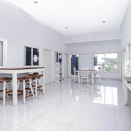 Oyo 747 Cipunegara Residence Surabaya Kültér fotó