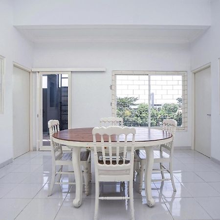 Oyo 747 Cipunegara Residence Surabaya Kültér fotó