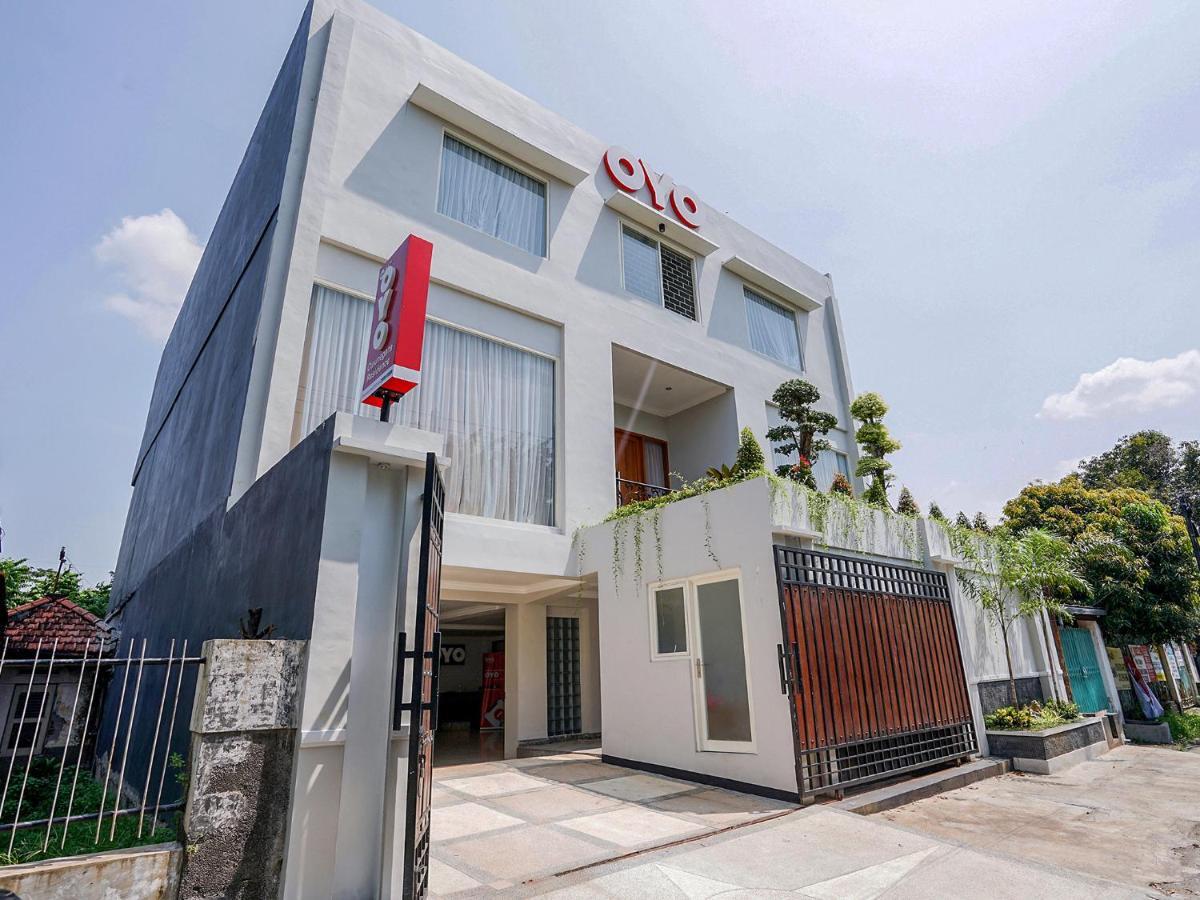Oyo 747 Cipunegara Residence Surabaya Kültér fotó