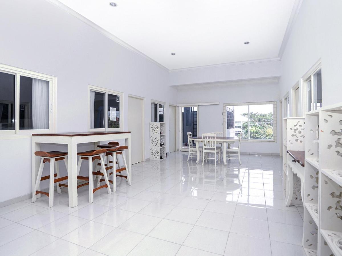 Oyo 747 Cipunegara Residence Surabaya Kültér fotó