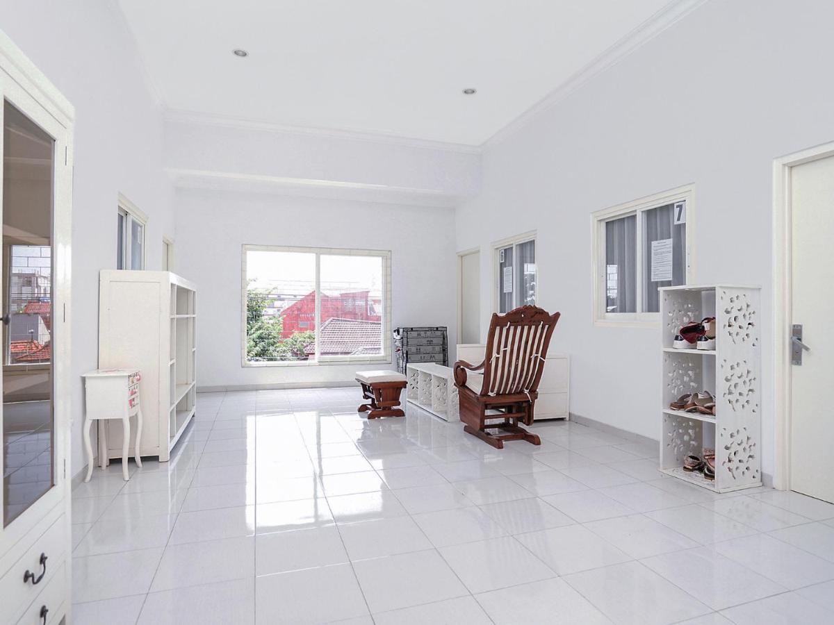 Oyo 747 Cipunegara Residence Surabaya Kültér fotó