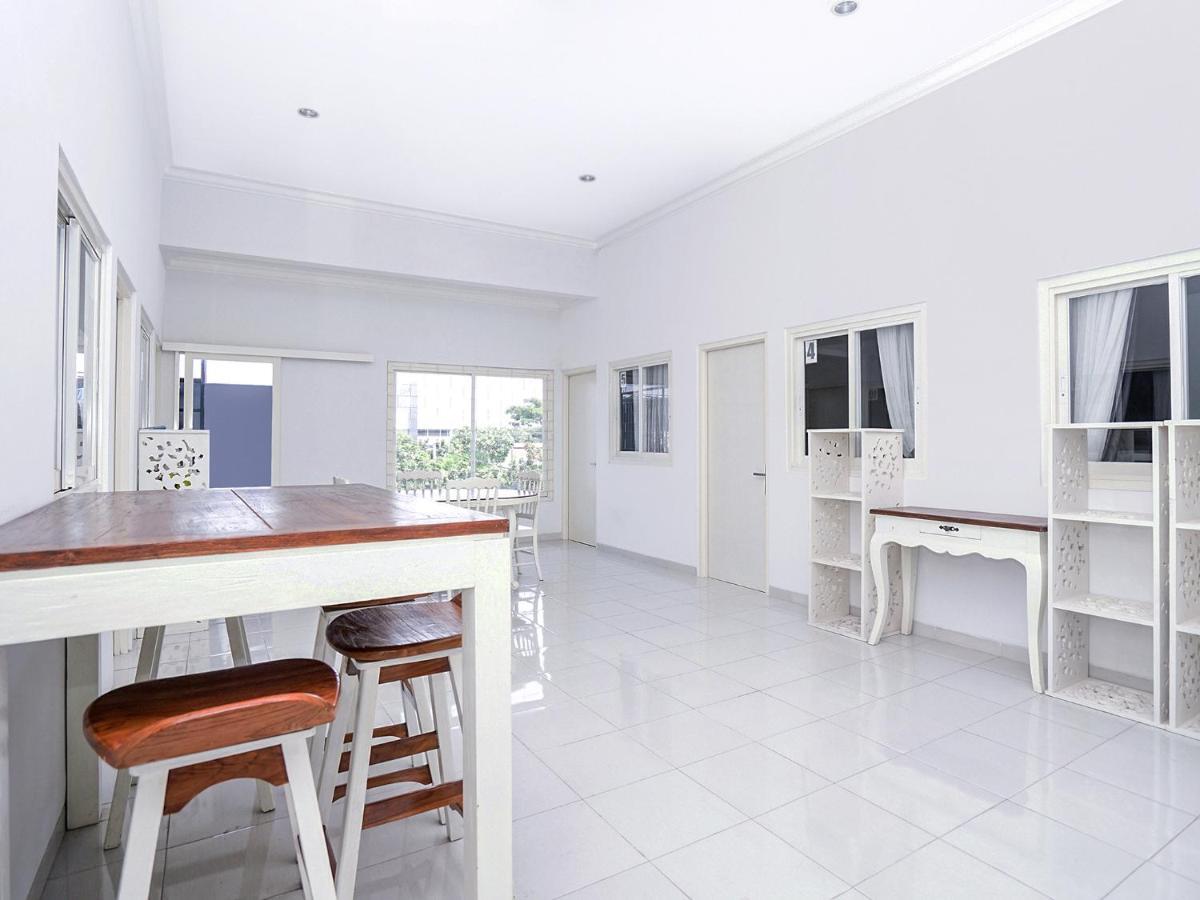 Oyo 747 Cipunegara Residence Surabaya Kültér fotó