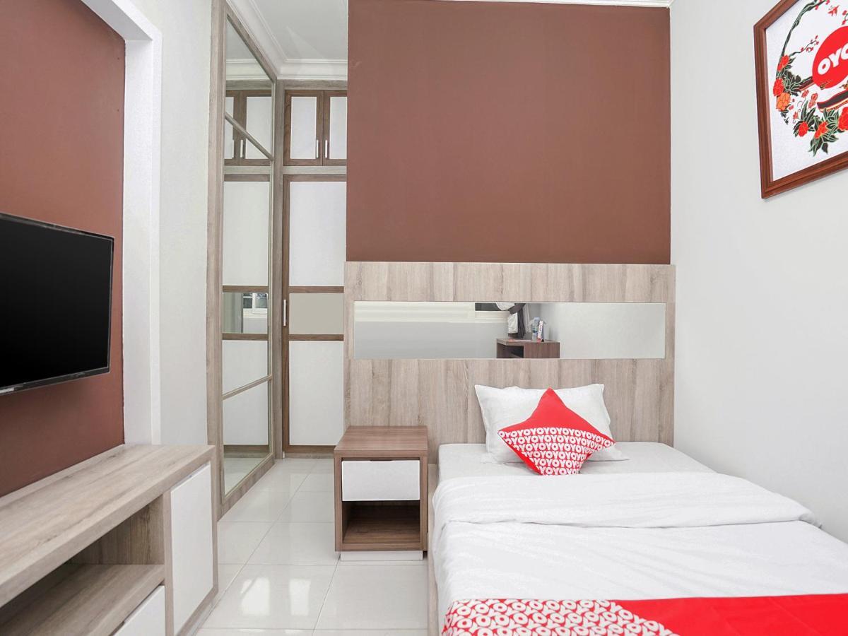 Oyo 747 Cipunegara Residence Surabaya Kültér fotó