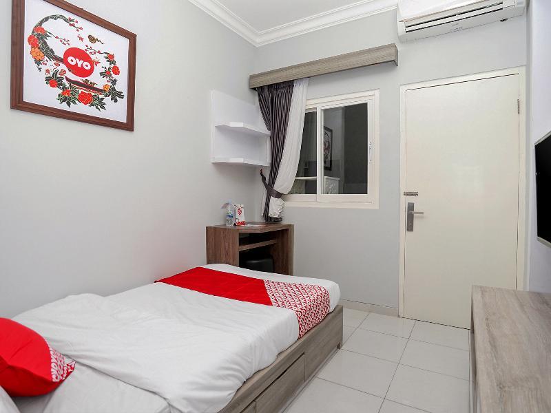 Oyo 747 Cipunegara Residence Surabaya Kültér fotó