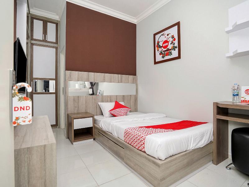 Oyo 747 Cipunegara Residence Surabaya Kültér fotó